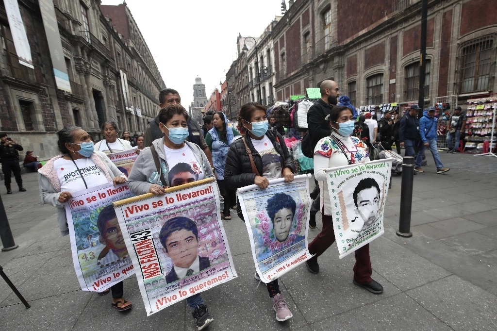 Padres de los normalistas desaparecidos en 2014 en Iguala, Guerrero, a su salida de Palacio Nacional. Foto Yazmín Ortega Cortés 