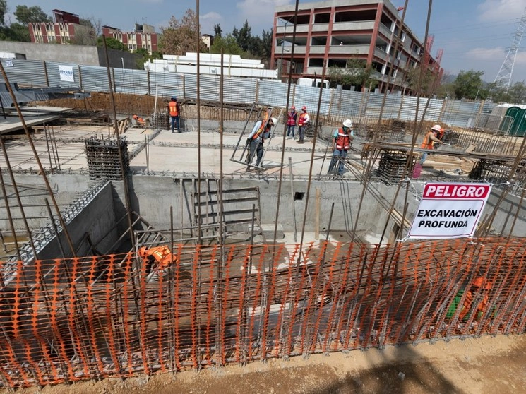 Aspecto de la construcción de la infraestructura que alojará a la línea 2 del Cablebús, a unos metros de la estación Constitución de 1917 de la línea 8 del STC. Foto Pablo Ramos