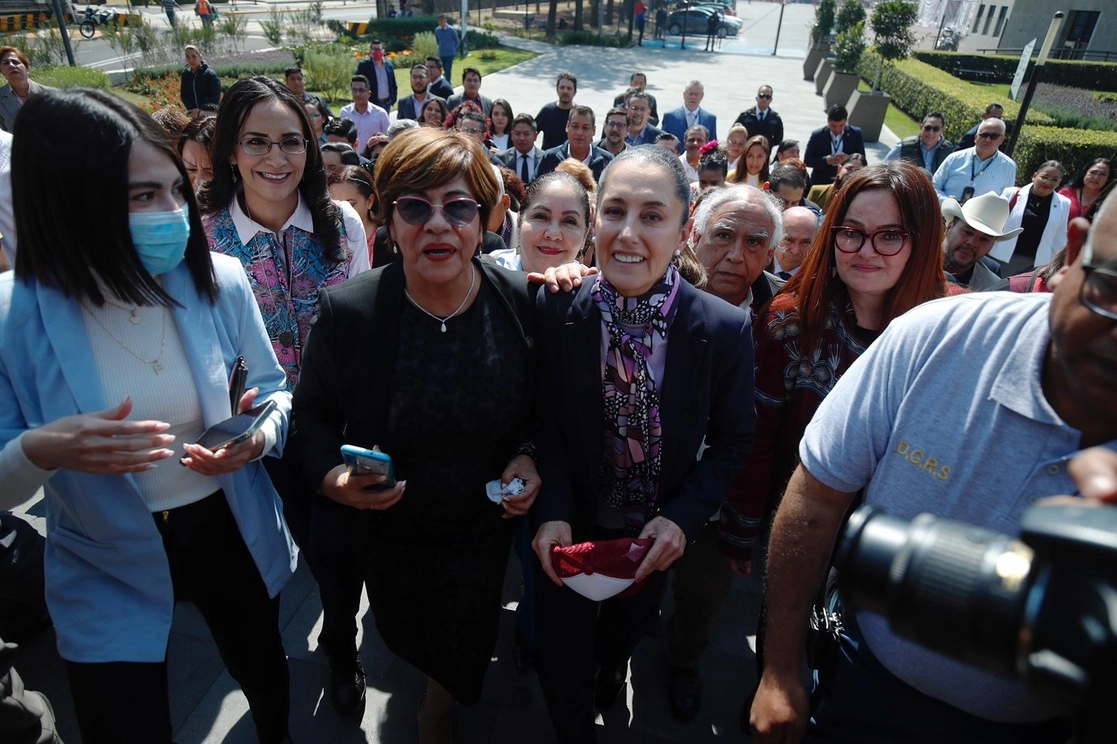 La jefa del Gobierno capitalino, Claudia Sheinbaum, es recibida por diputados a su llegada a la cuarta reunión plenaria del grupo parlamentario de Morena, realizada en el salón Aurora en el Congreso de la Unión, en la Ciudad de México, el 30 de enero de 2023. Foto Cristina Rodríguez