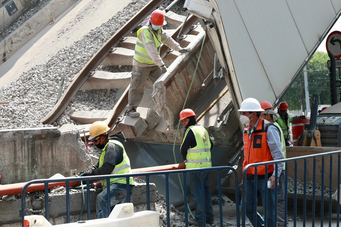 Labores de remoción de escombros de la estructura del viaducto elevado de la Línea 12, que colapsó entre las estaciones Tezonco y Olivos. Foto Luis Castillo