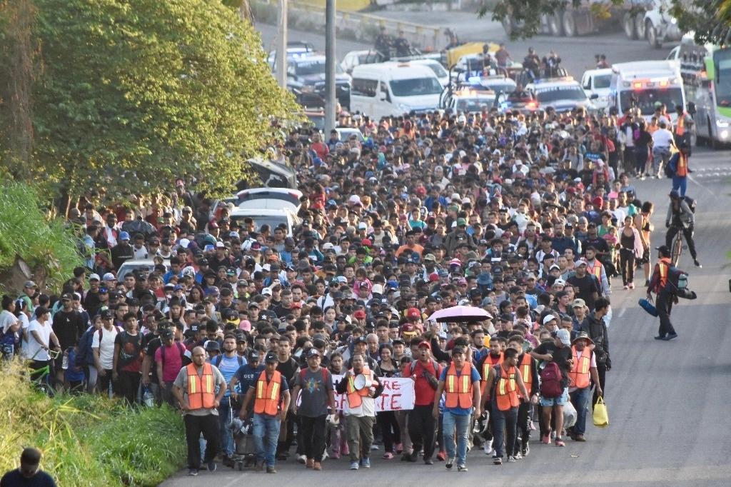 El mayor contingente partió de Tapachula integrado por unos 2 mil 500 extranjeros de Centro, Sudamérica y El Caribe, principalmente. Otro grupo de unas 500 personas partió de la capital Tuxtla Gutiérrez, el 5 de noviembre de 2024. Foto Édgar H. Clemente

