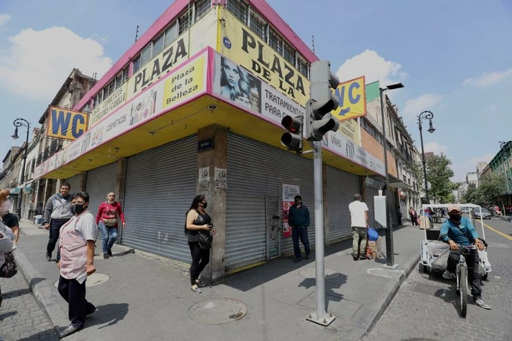 La gente no dejó de ir al Centro, a pesar del aviso de cierre. Aunque algunos negocios sí abrieron, comerciantes establecidos e informales usaron el método del gato y el ratón para atraer clientes y los que cerraron los llevaron clandestinamente, mientras algunos ambulantes hicieron lo de siempre. Foto Yazmín Ortega Cortés