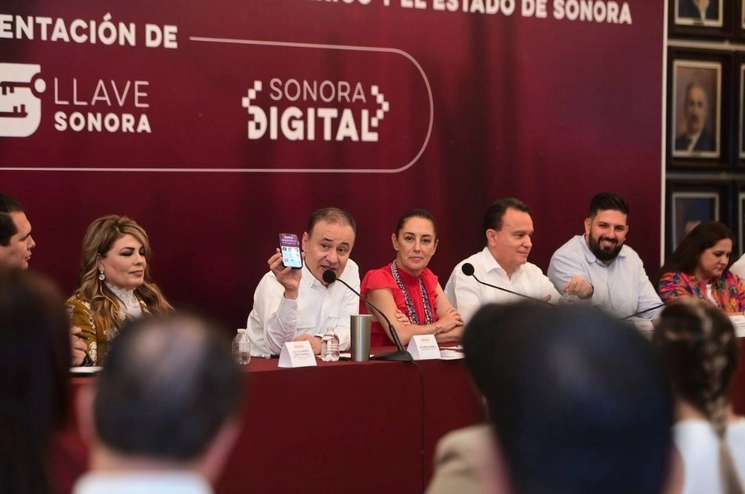 El gobernador de Sonora, Alfonso Durazo y la jefa de Gobierno de CDMX, Claudia Sheinbaum, en Hermosillo. Foto Cristina Gómez Lima 