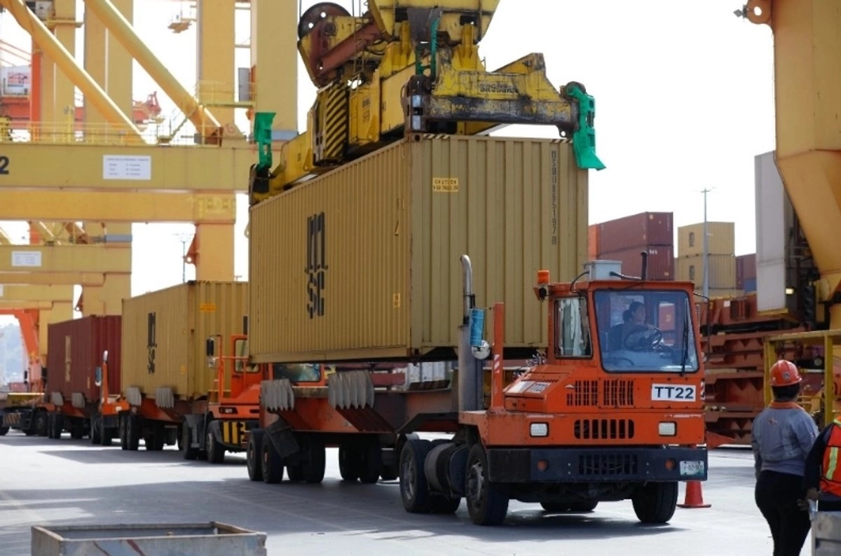 Traslado de mercancías en el puerto de Manzanillo. Foto 