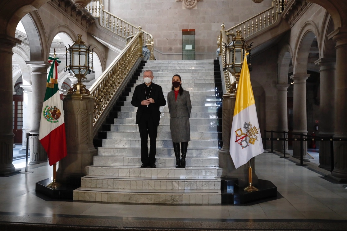 La jefa de Gobierno, Claudia Sheinbaum, nombró huésped distinguido al cardenal Pietro Parolin, secretario de Estado del Vaticano, en el salón de Cabildos del Antiguo Palacio del Ayuntamiento. Foto Cristina Rodríguez