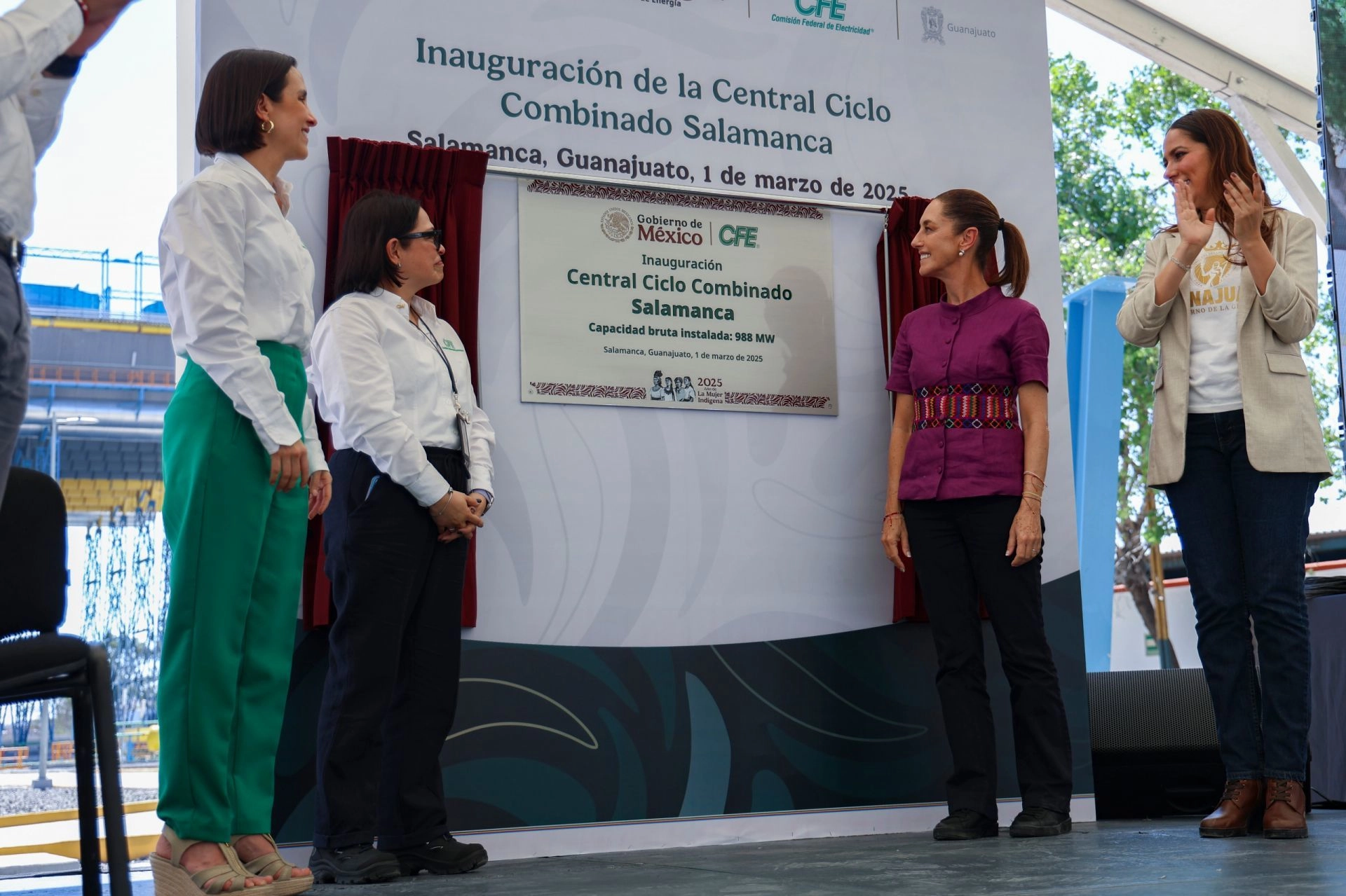 La presidenta Claudia Sheinbaum inauguró la nueva central de ciclo combinado Salamanca, proyecto de la Comisión Federal de Electricidad, el 1 de marzo de 2025. Foto Presidencia / 