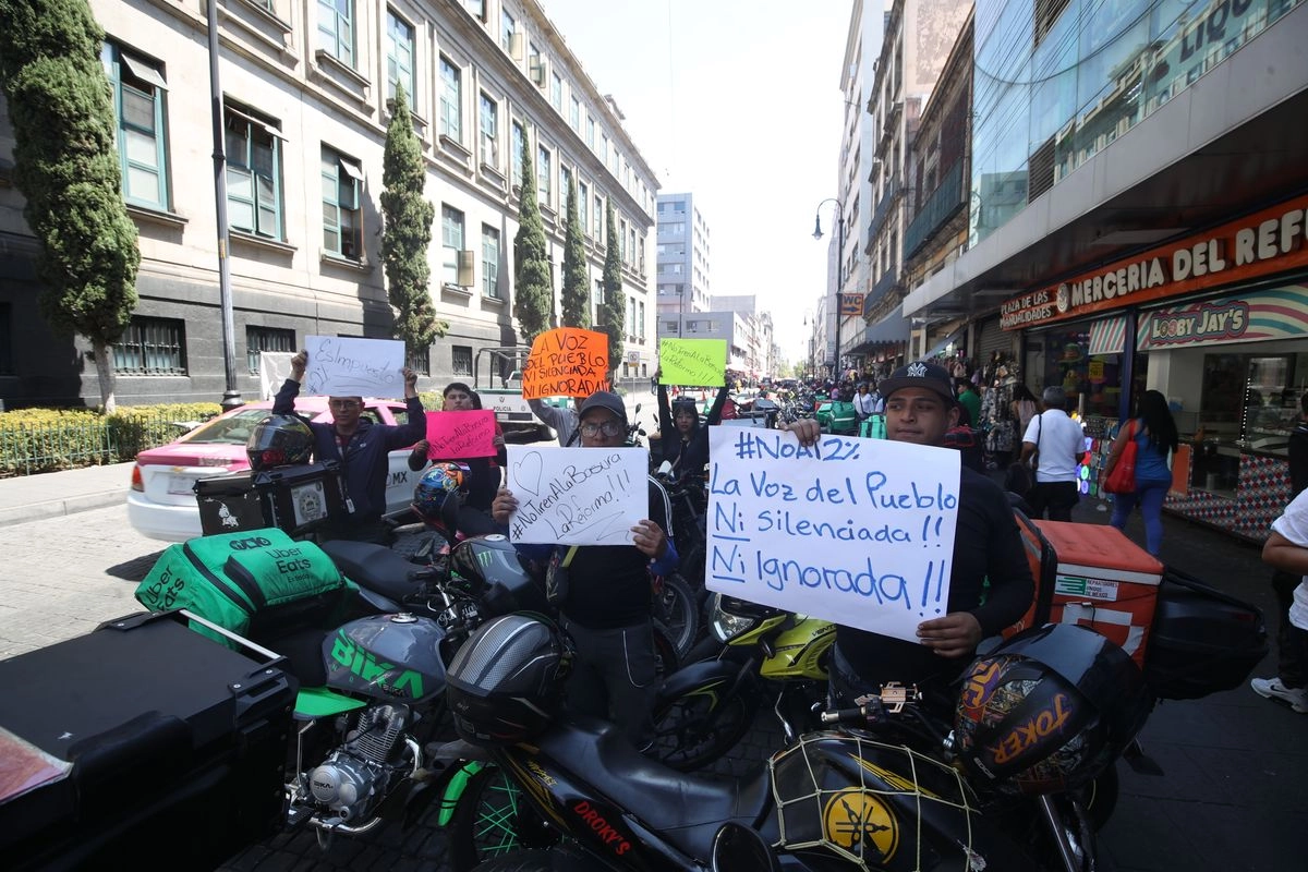Trabajadores de plataforma digitales (Uber) protestan frente a la SCJN para exigir alto al impuesto de reparto, incrementos de gasolina y cuotas sindicales, el 13 de marzo de 2025. 

