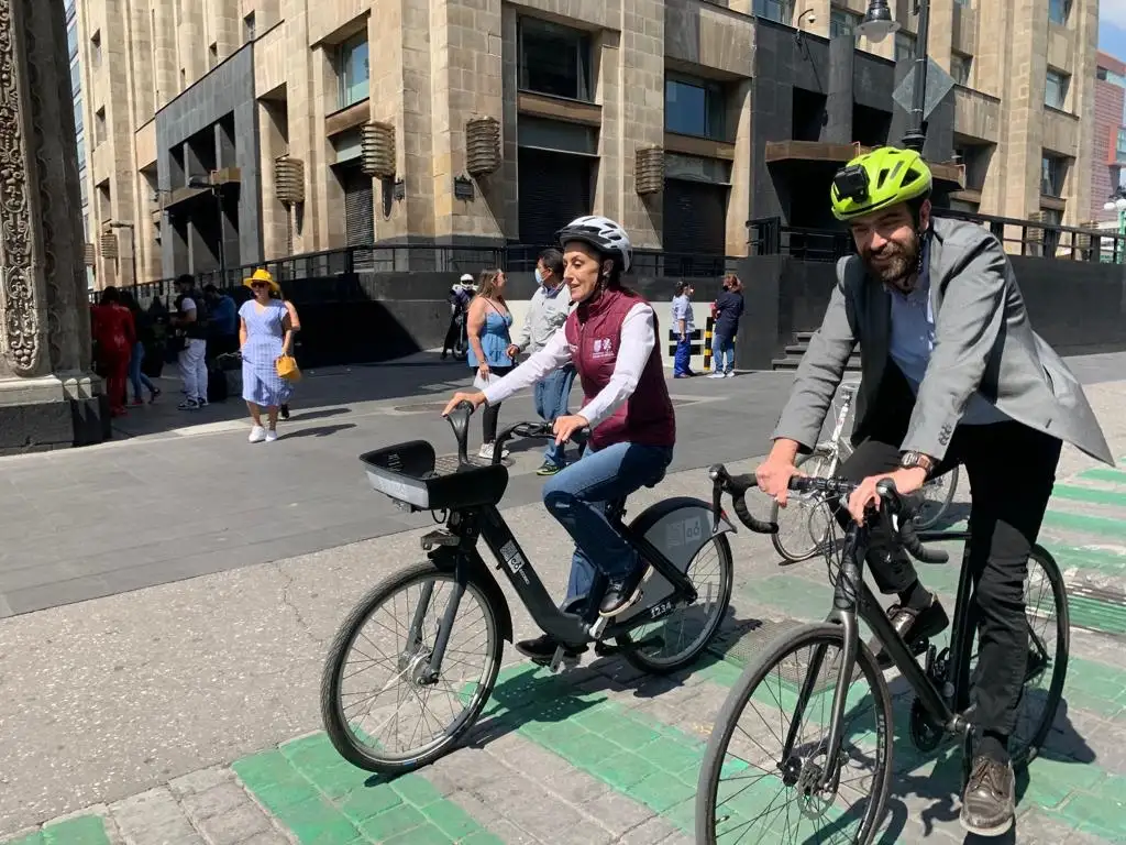 La jefa del Gobierno capitalino, Claudia Sheinbaum, condenó que por querer llamar la atención o por no saber cómo parar al movimiento de la cuarta transformación se utilicen estas mentiras en la política. En la imagen, la mandataria y el secretario de movilidad local, Andrés Lajous, se dirigen al Zócalo en bicicleta, el 3 de junio de 2022. Foto José Antonio López


