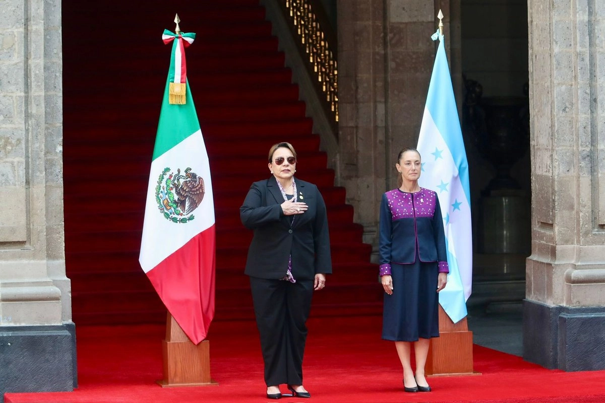 La presidenta de Honduras, Xiomara Castro, y la presidenta de México, Claudia Sheinbaum, durante la ceremonia protocolaria en el Patio de Honor en Palacio Nacional. 