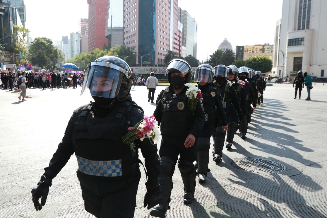 Sheinbaum destacó la reivindicación de los derechos de las mujeres en una marcha pacífica y la actuación de las policías, que han sido capacitadas para hacer labores de contención, pero también con una formación en perspectiva de género. La imagen, del 8 de marzo de 2022. Foto Alfredo Domínguez 