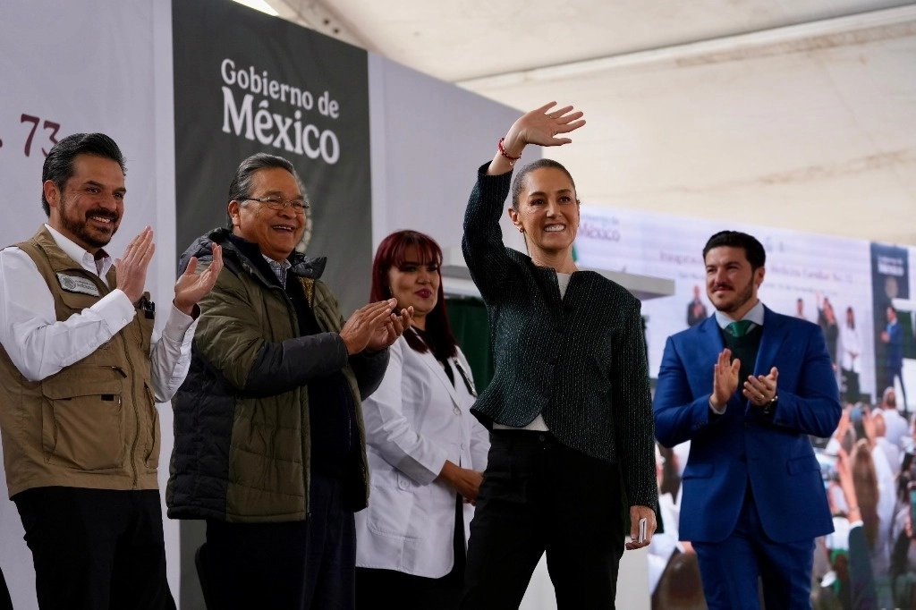 La presidenta Claudia Sheinbaum Pardo acudió ayer a la inauguración de la clínica 73 del IMSS en el municipio de San Nicolás de los Garza, Nuevo León. La acompañan, entre otros, el gobernador de la entidad, Samuel García (derecha), y Zoé Robledo, director del Seguro Social (izquierda). Foto ‘La Jornada’