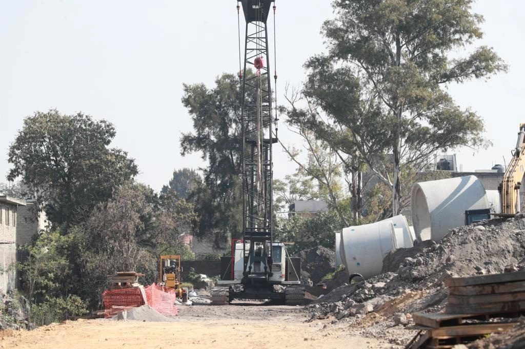 Trabajos de entubamiento del Canal de Chalco, en el tramo conocido como colector Gitana I y 2, en la alcaldía Tláhuac, el 18 de octubre de 2020. Foto María Luisa Severiano