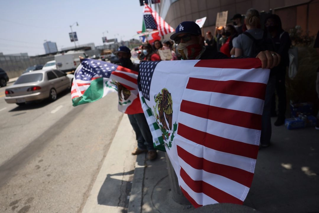 Manifestantes contra las recientes redadas de inmigración de ICE se reúnen a lo largo de la carretera, el jueves 12 de junio de 2025, en el centro de Los Ángeles.