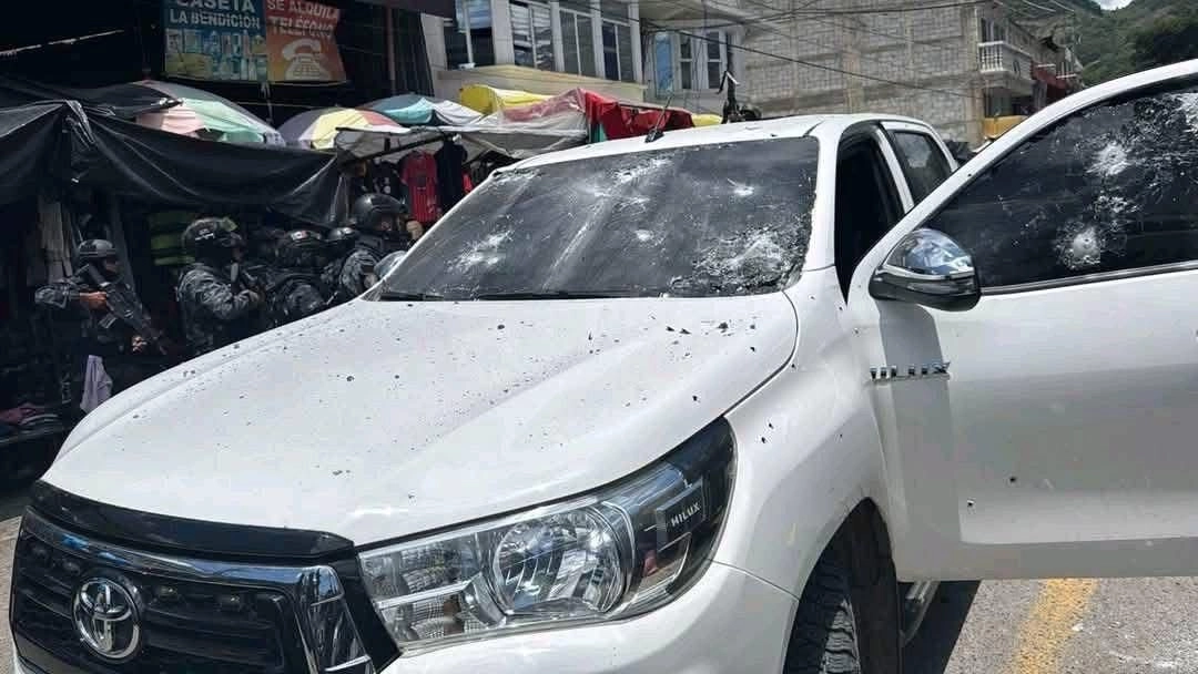 Un automóvil tiroteado durante un enfrentamiento antier entre agentes de Chiapas y presuntos sicarios en la comunidad La Mesilla, en Huehuetenango, Guatemala.