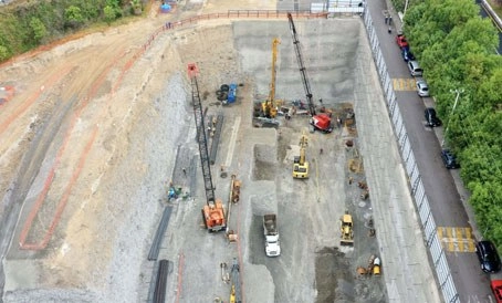 En el predio, ubicado en la colonia Contadero, pueblo de San Mateo Tlaltenango, se mantiene la labor de trabajadores y el uso de maquinaria. El proyecto prevé dos torres con 680 departamentos. Foto Luis Castillo