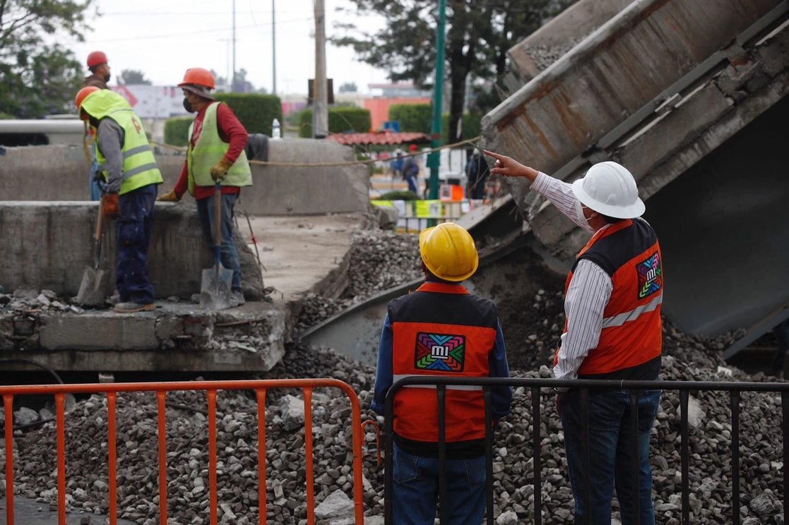 Las labores de remoción de escombros de parte de la estructura del viaducto elevado de la Línea 12 que colapsó el pasado 3 de mayo continúan, entre las estaciones Tezonco y Olivos, en la alcaldía Tláhuac, Ciudad de México, el 13 de mayo de 2021. Foto Cristina Rodríguez