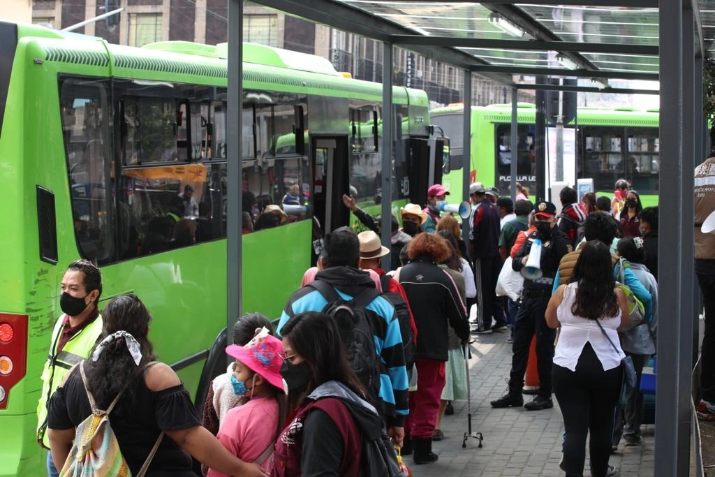 Usuarios del Metro abordan camiones RTP afuera de la estación Pino Suárez, debido al cierre realizado por los trabajos de preparación para la modernización de la Línea 1, en la Ciudad de México, el 10 de julio de 2022. Foto María Luisa Severiano


