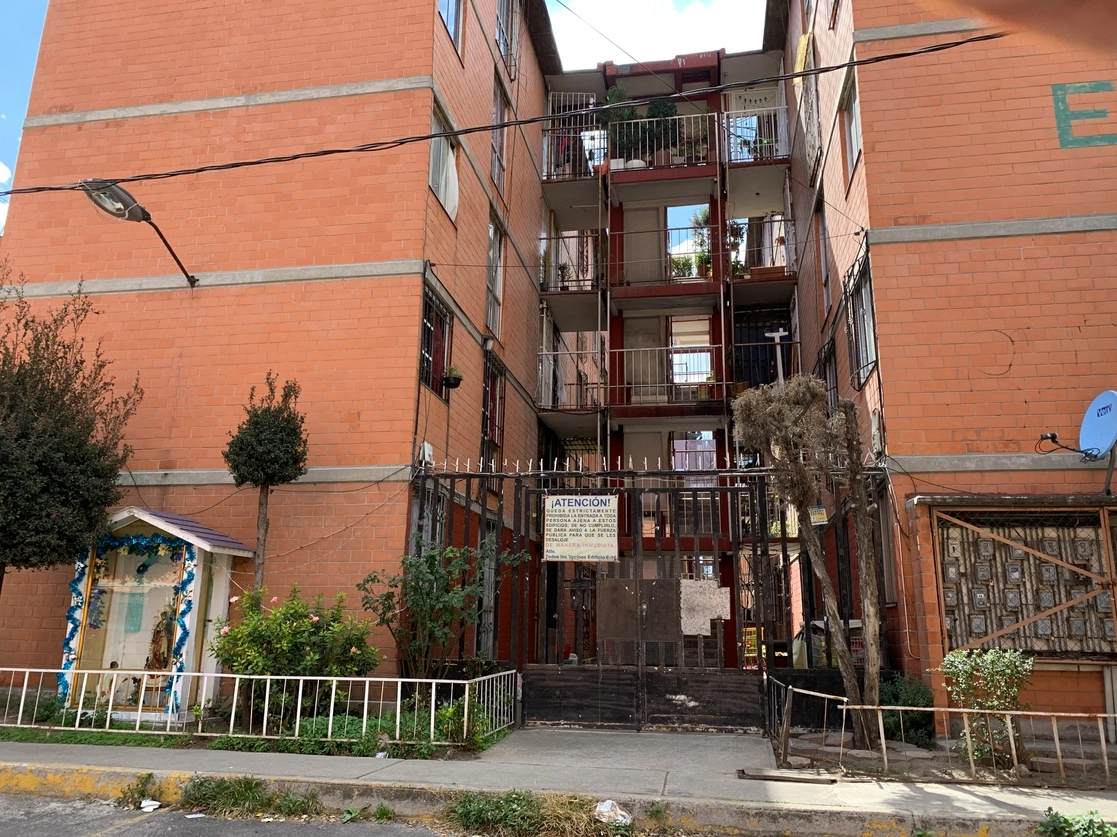 Como varias unidades de la alcaldía Iztapalapa, sólo los habitantes entran y ni ellos se sienten seguros. Aseguraron que dos grupos de delincuentes se disputan la venta de drogas y el cobro de piso a quienes se atreven a abrir un local comercial. Foto Pablo Ramos