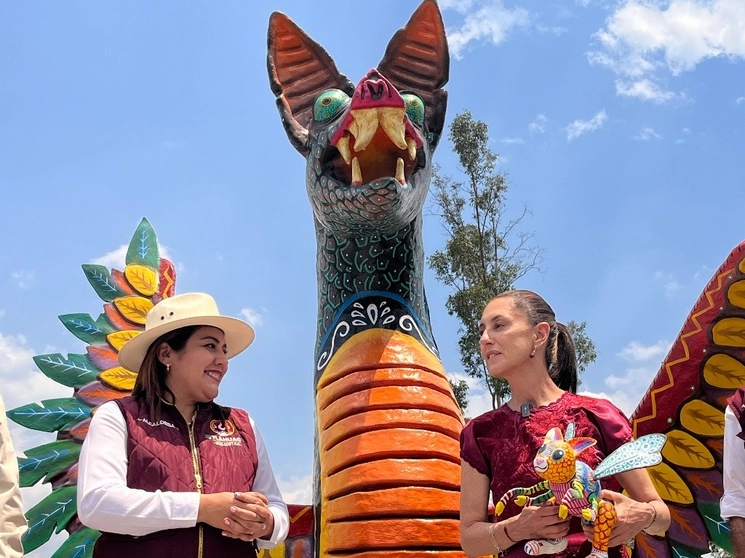 La jefa de Gobierno, Claudia Sheinbaum Pardo, realizó una gira de trabajo por varias delegaciones. En esta imagen, con la alcaldesa de Tláhuac, Araceli Berenice Hernández, con quien inauguró los trabajos de remodelación del bosque de esa demarcación. Foto Luis Castillo
