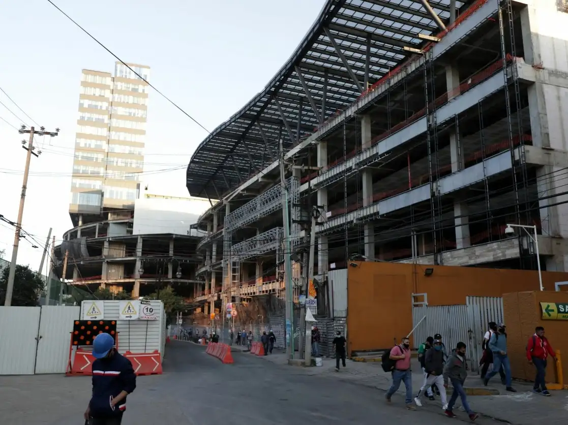 El proyecto inmobiliario de la Torre Mitikah fue denunciado por vecinos del pueblo de Xoco, quienes denunciaron que la Secretaría de Medio Ambiente avaló una consulta para entregar la calle Real de Mayorazgo a la empresa constructora, el 8 de febrero de 2021. Foto Roberto García Ortiz
