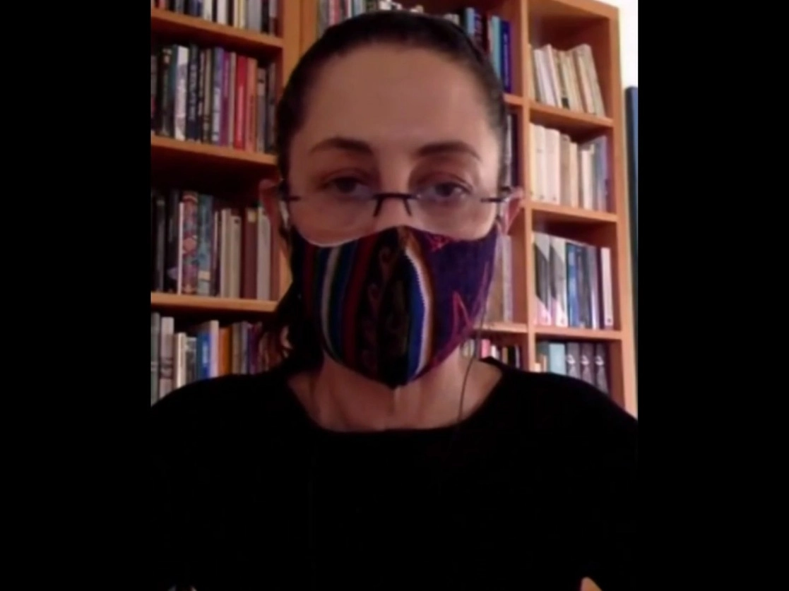 Claudia Sheinbaum Pardo, jefa de Gobierno de la Ciudad de México, anunció ayer que el semáforo epidemiológico para la capital se mantiene sin cambio. Imagen tomada de la transmisión en vivo a través del Twitter de @Claudiashein