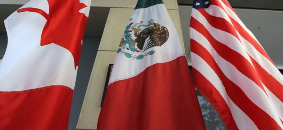 Banderas de México (c) Estados Unidos (der) y Canadá (izq) en imagen de archivo. Foto Ap /Archivo