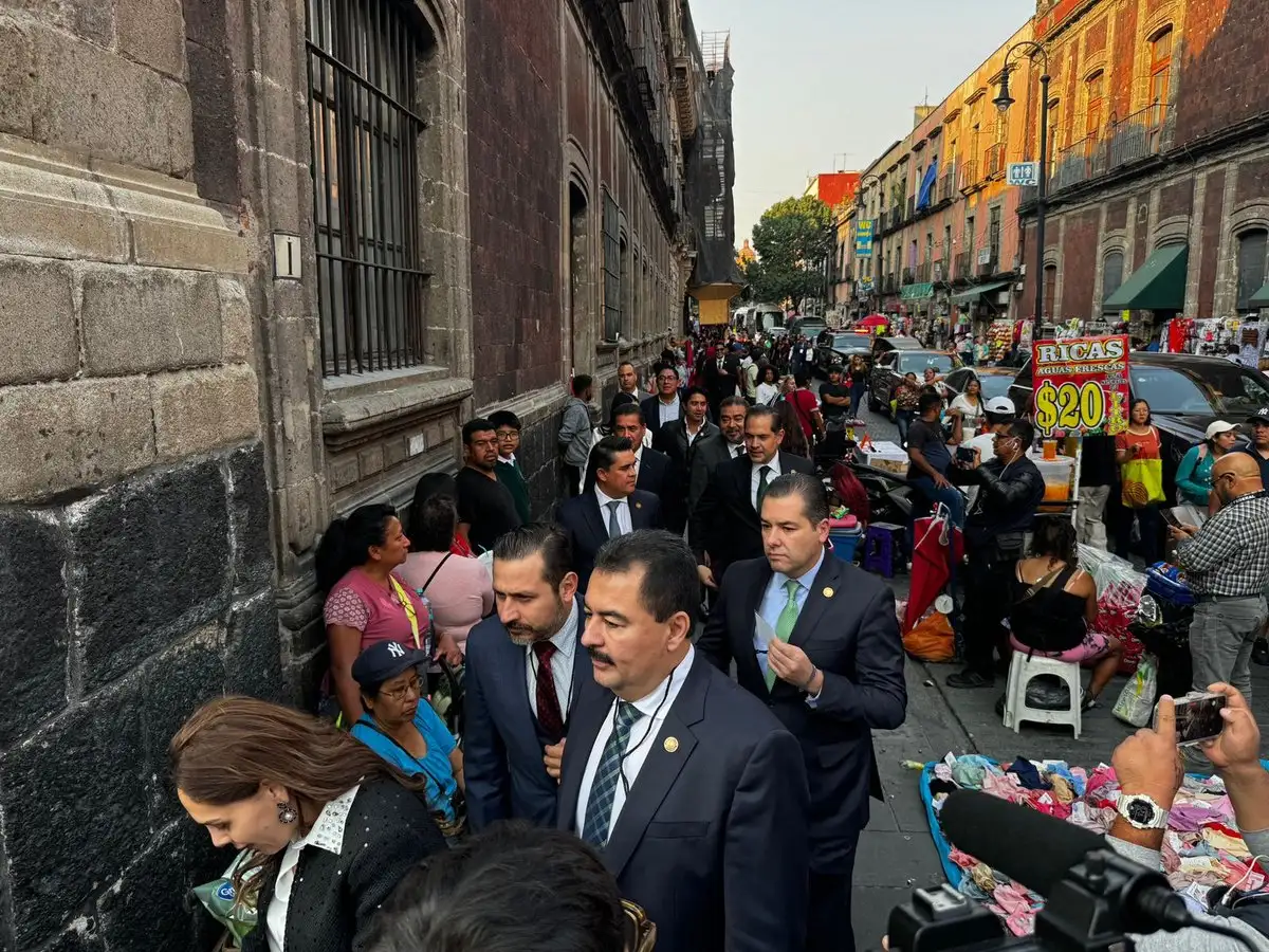 Diputados y senadores de la coalición de partidos en el gobierno llegaron a Palacio Nacional para sostener una reunión con la presidenta Claudia Sheinbaum.