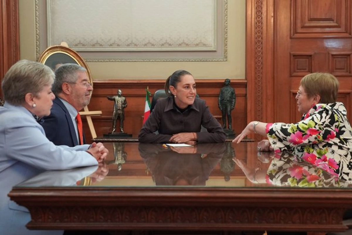 La presidenta Claudia Sheinbaum Pardo (c) junto con la exmandataria de Chile, Michelle Bachelet (der) el canciller Juan Ramón de la Fuente (c,izq) y la titular de Semarnat, Alicia Bárcena (izq) durante el encuentro. Foto tomada de la cuenta de X 
