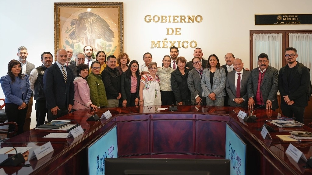 Al centro, la presidenta Sheinbaum y la gobernadora Delfina Gómez acompañadas por integrantes del gabinete federal. Imagen tomada de https://x.com/Claudiashein