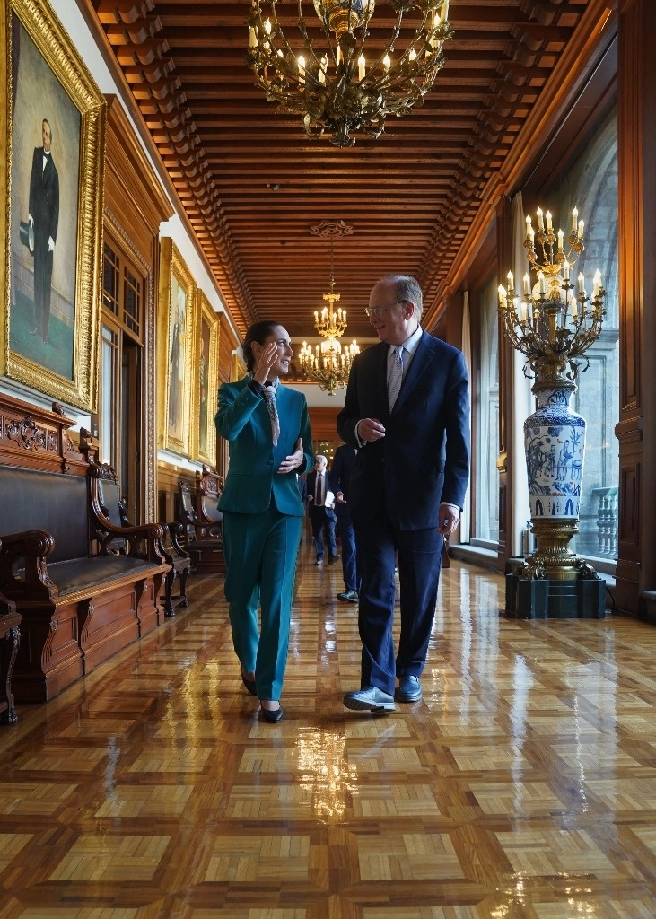 La presidenta Claudia Sheinbaum se reunió con Larry Fink, fundador y director del fondo de inversiones BlackRock, en Palacio Nacional. Imagen tomada de @Claudiashein