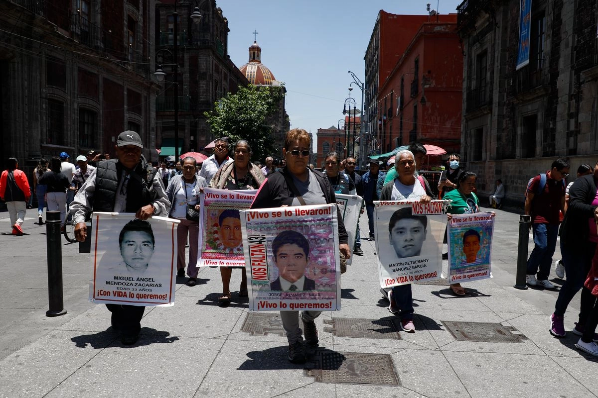 Llegada de los padres de los 43 normalistas de Ayotzinapa a Palacio Nacional, el 29 de julio de 2025. Foto 