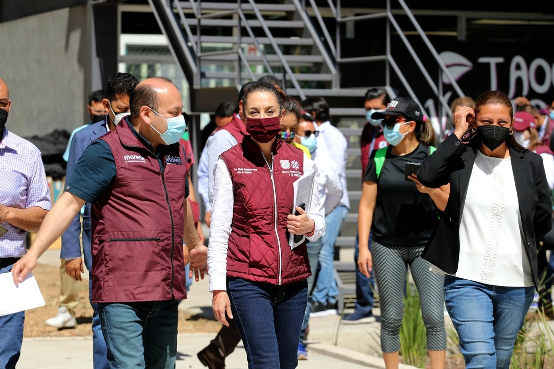 La jefa de Gobierno, Claudia Sheinbaum; el diputado Julio César Moreno y la alcaldesa Evelyn Parra, al término de la mesa de trabajo del gabinete de agua en Venustiano Carranza, el 27 de febrero de 2022. Foto Roberto García Ortiz
