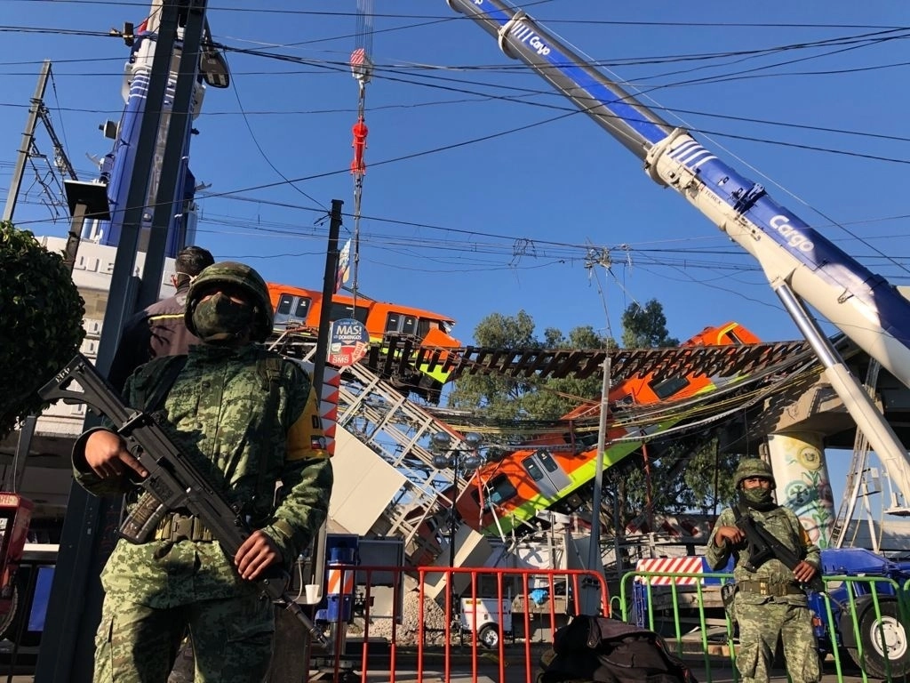 Elementos del Ejército resguardaron la zona donde la noche del 3 de mayo de 2021 colapsó la estructura de la estación Olivos de la Línea 12 del Metro. Foto Luis Castillo / Archivo
