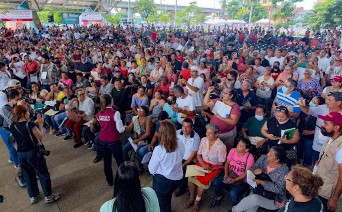 La presidenta Claudia Sheinbaum Pardo revisó ayer la entrega de ayudas a damnificados por las lluvias en Poza Rica, Veracruz.