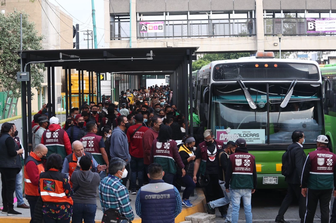 El Cetram en Pantitlán luce con aglomeraciones luego de que usuarios del Metro acuden para abordar alguna de las unidades de RTP dispuestas para ofrecer el servicio y que puedan ser trasladados a su destino, el 11 de julio de 2022. Foto Luis Castillo
