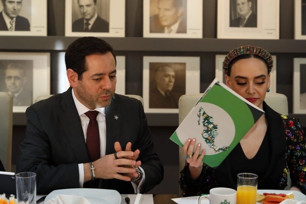 Claudia Sheinbaum busca trabajar de la mano con la industria para lograr el desarrollo de México, indicó ante la Confederación de Cámaras Industriales Altagracia Gómez, coordinadora de la mesa de Desarrollo Económico Regional y Relocalización del equipo de la ex jefa de gobierno. Imagen tomada de @CONCAMIN