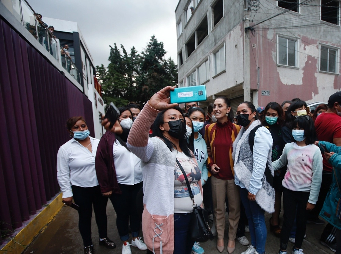 La jefa de Gobierno, Claudia Sheinbaum, visitó ayer el Pilares Miguel Gaona Armenta, en la alcaldía Álvaro Obregón, donde usuarias le solicitaron tomarse la foto del recuerdo. Foto Guillermo Sologuren

