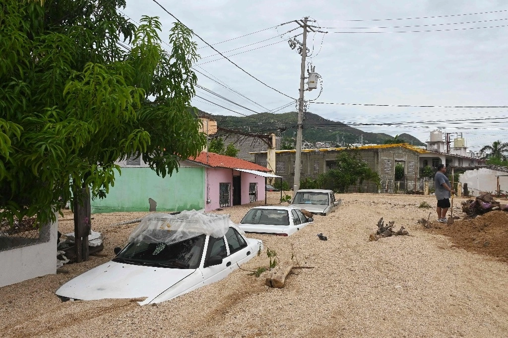 El presidente Andrés Manuel López Obrador informó que se restableció el servicio eléctrico en Acapulco, hay refugios funcionando y no se reportaron saqueos. También se trabaja en restablecer la comunicación con la Costa Grande, agregó, mientras en el aeropuerto continúan los vuelos de rescate. El miércoles, Claudia Sheinbaum se reunirá con la gobernadora Evelyn Salgado. Los decesos subieron a 16 en Guerrero. En la imagen, una de las calles del puerto afectadas por ‘John’. Foto Afp 
