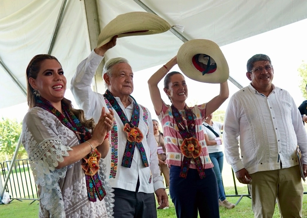 Evelyn Salgado, gobernadora de Guerrero; el presidente Andrés Manuel López Obrador; la virtual mandataria electa, Claudia Sheinbaum, y Edgardo Miguel Paz, edil de Cuajinicuilapa. Foto Presidencia 