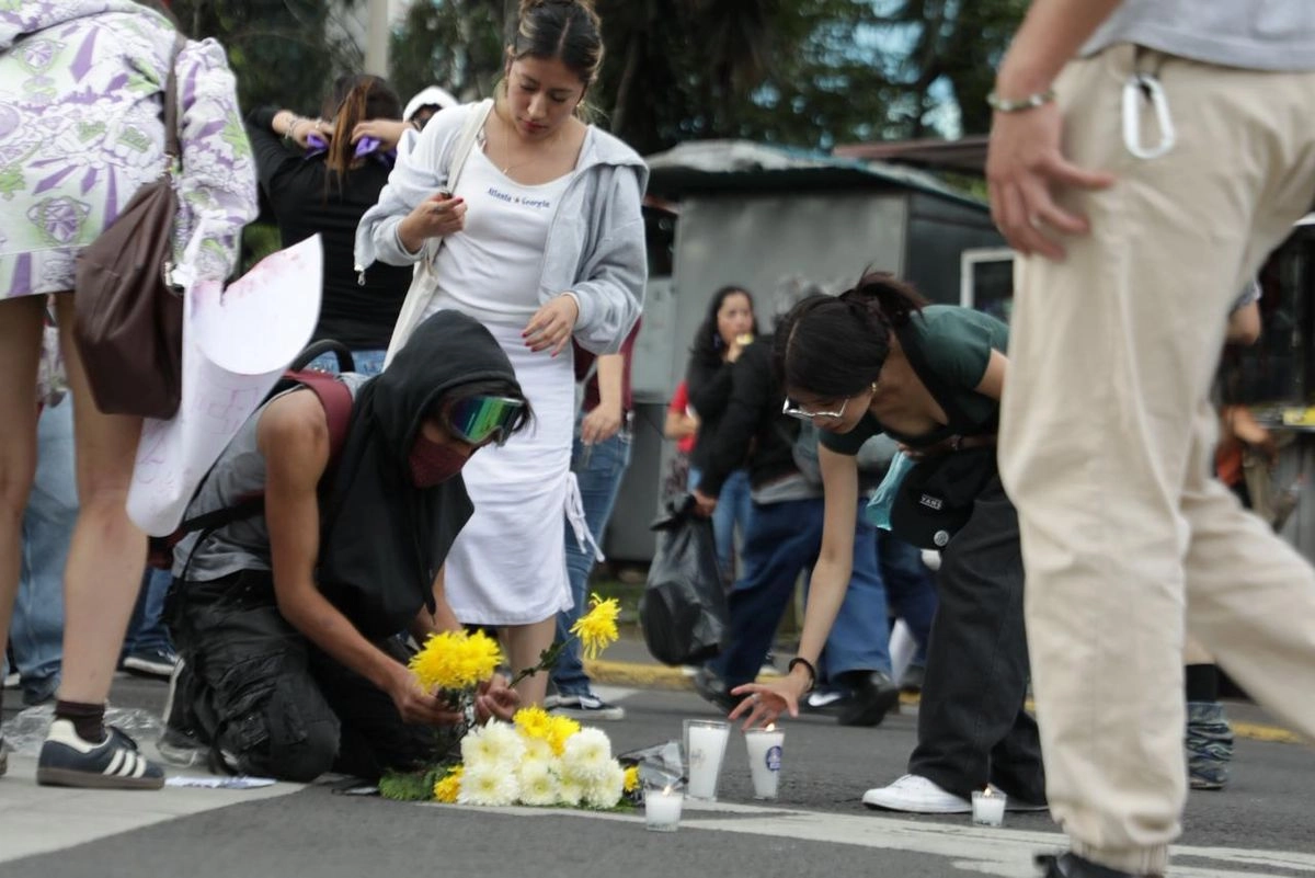 Colocan flores en honor a Jesús, estudiante asesinado del CCH Sur. El 23 de septiembre de 2025. Foto 
