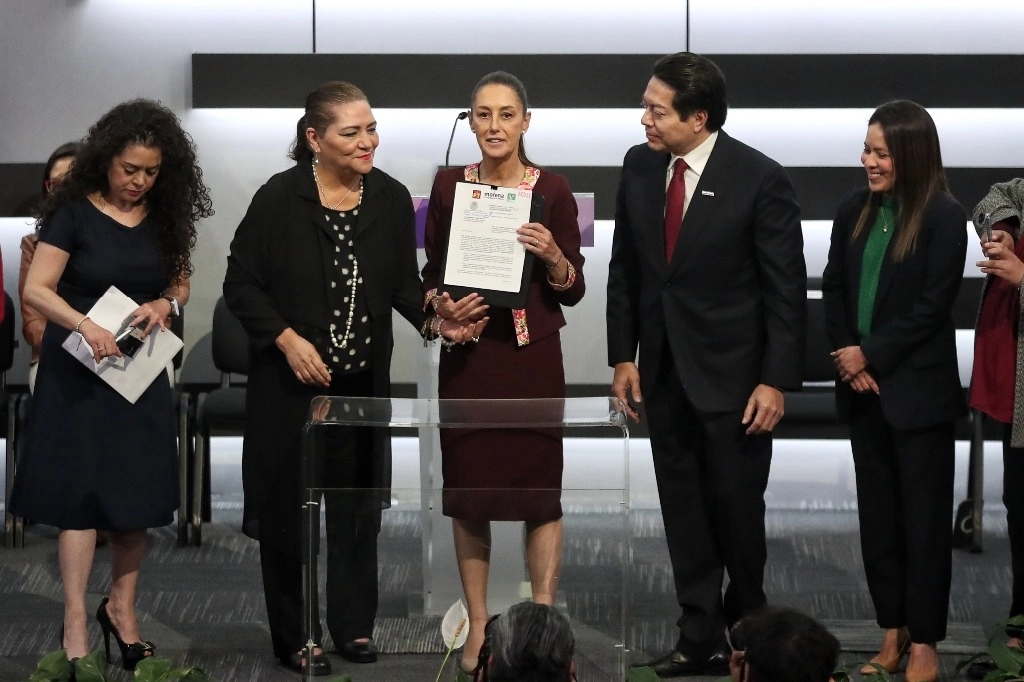 Morena presentará una denuncia ante el INE por la proliferación en redes sociales de las etiquetas "narcopresidente" y "narcocandidata", que han sido promovidas por bots, informó su abanderada presidencial, Claudia Sheinbaum. La imagen, del 18 de febrero de 2024. Foto Marco Peláez