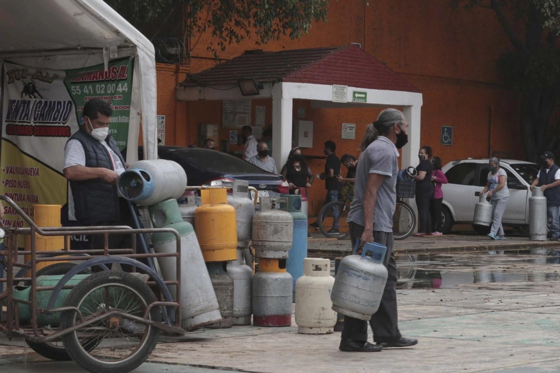 Afectados por el paro de distribuidores de gas LP en la Ciudad de México, el 4 de agosto de 2021. Foto Alfredo Domínguez