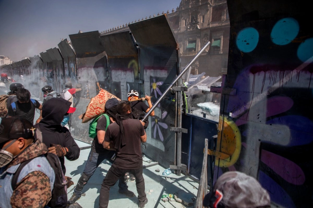 Aspectos de la marcha de la autodenominada Generación Z, que culminó en el Zócalo capitalino con un enfrentamiento entre manifestantes y policía capitalina, y que dejó decenas de personas lesionadas y detenidas. 