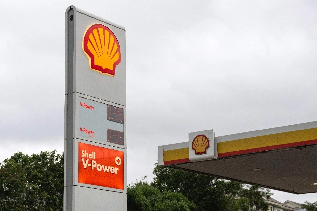 Entre las compañías petroleras, BP y QatarEnergy ya anunciaron que evitarán el mar Rojo, al igual que el gigante danés del transporte marítimo Maersk. En la imagen, una estación de servicio de Shell en Bandar Seri Begawan, capital de Brunéi. Foto Afp.