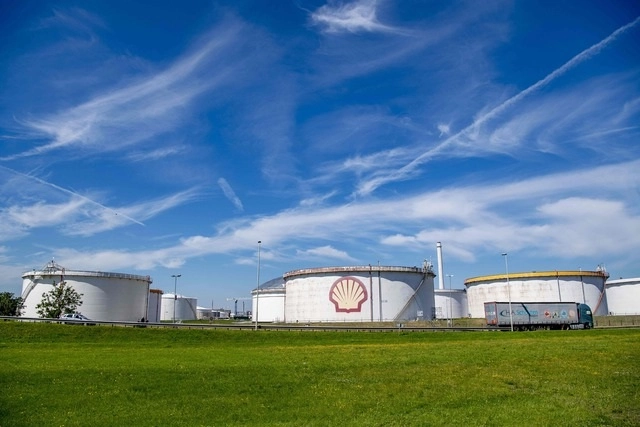 El gigante petrolero angloholandés Royal Dutch Shell anunció que tiene previsto suprimir entre siete mil y nueve mil empleos en el marco de un amplio plan de restructuración para reducir costos ante la caída de la demanda y de los precios del petróleo. Foto ANP / AFP