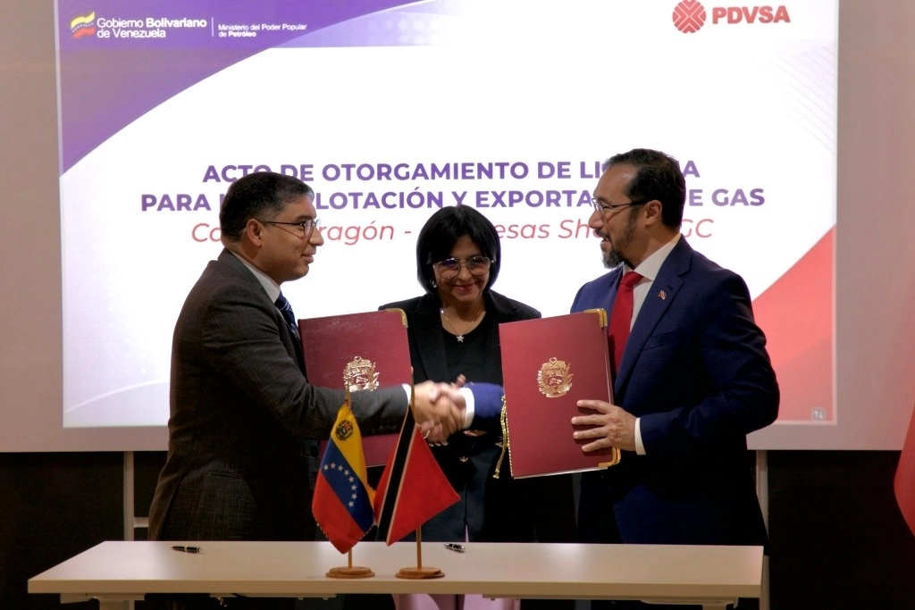 La licencia se otorga dos meses después de que Estados Unidos aliviara las sanciones a Venezuela, permitiendo al país exportar crudo y gas natural a sus mercados elegidos. En la imagen, la ceremonia donde la petrolera PDVSA otorgó las licencias. Foto tomada de X @PDVSA.