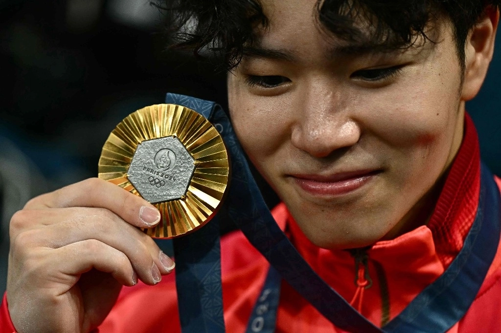 El gimnasta de 20 años, Shinnosuke Oka, conquistó la medalla de plata en el concurso general de gimnasia. Foto Afp 