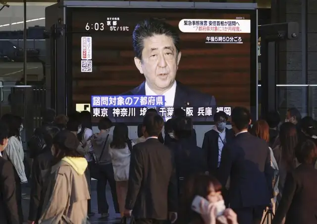 El primer ministro japonés, Shinzo Abe, afirmó que su gobierno planea declarar el estado de emergencia por el coronavirus en el país. Foto Ap 
