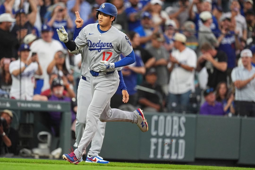 Shohei Ohtani, de los Dodgers de Los Ángeles, recorre las bases tras conectar un jonrón. Foto