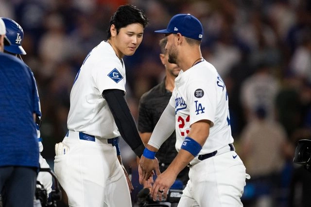 Ohtani se convierte en apenas el tercer jugador de la historia en abrir un juego como pitcher y primer bat en la misma noche. Foto 